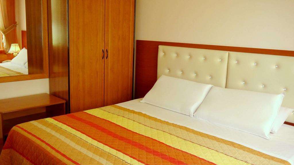 Kruja Hotel Tiranë Bilik gambar