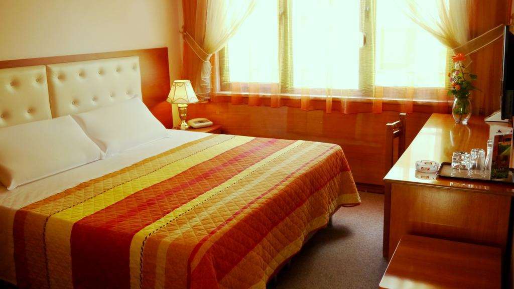 Kruja Hotel Tiranë Bilik gambar